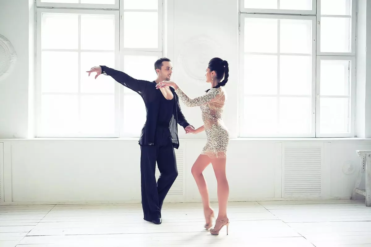 Latin táncok: Latina a kezdő felnőtteknek. A latin-amerikai táncok és profik mínuszjai. Hogyan tanulhatsz táncolni? 19493_28