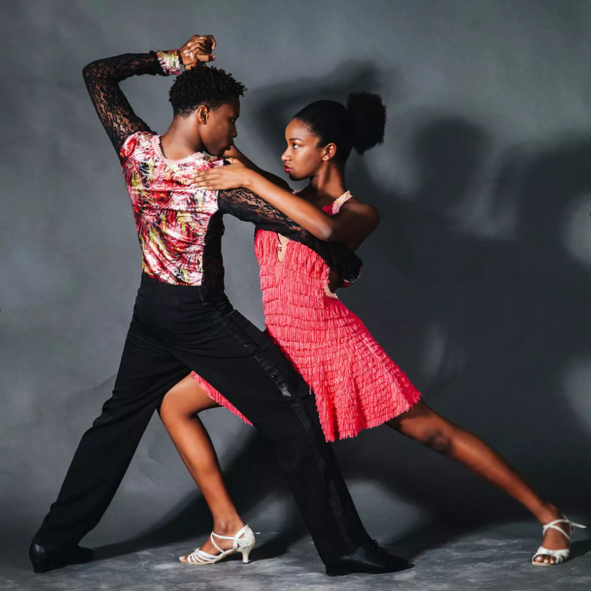 Latinski plesi: Latina za začetnike odraslih. Minuse latinskih ameriških plesov in prednosti. Kako se naučiti plesati? 19493_3
