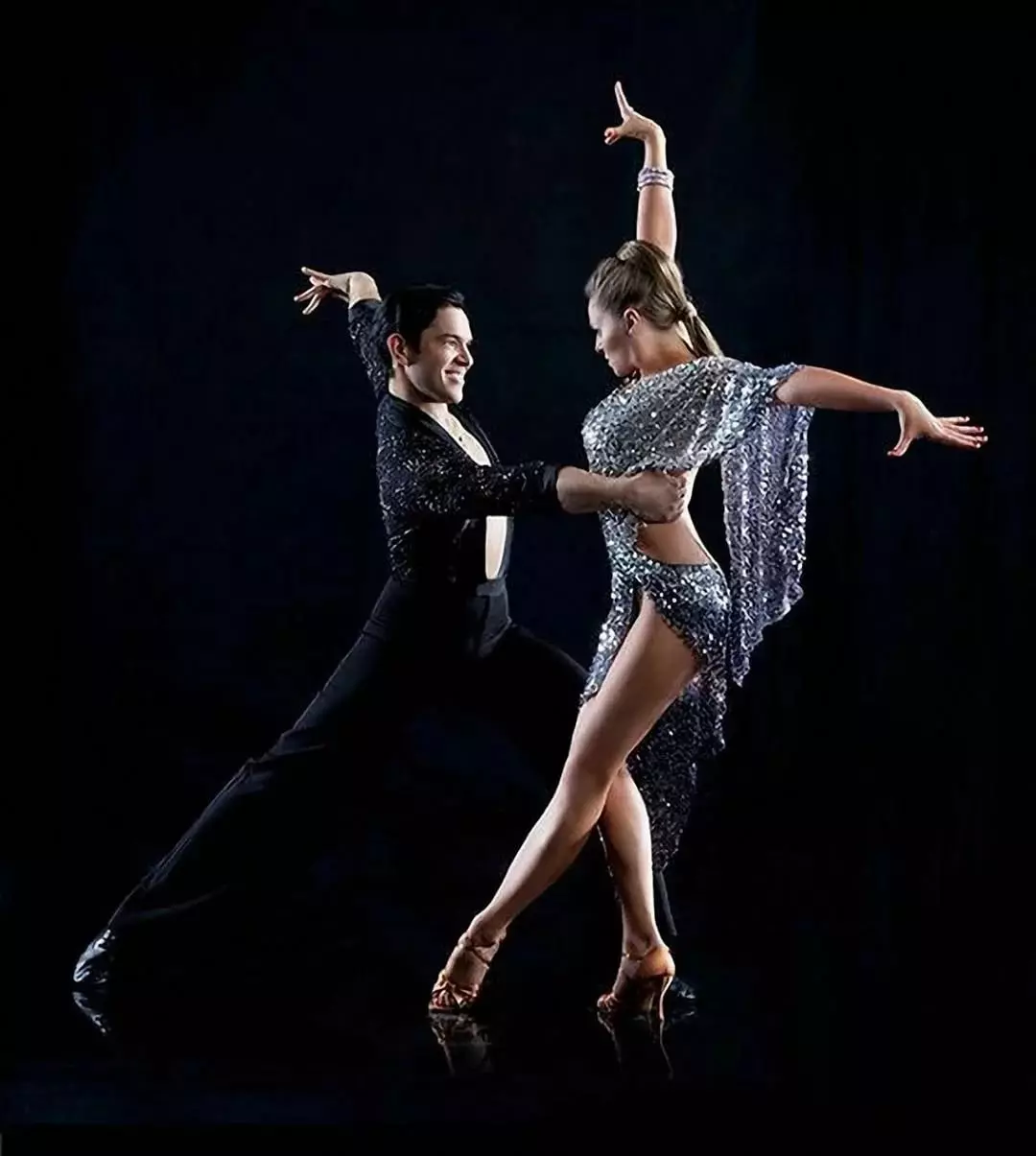 Latin táncok: Latina a kezdő felnőtteknek. A latin-amerikai táncok és profik mínuszjai. Hogyan tanulhatsz táncolni? 19493_6
