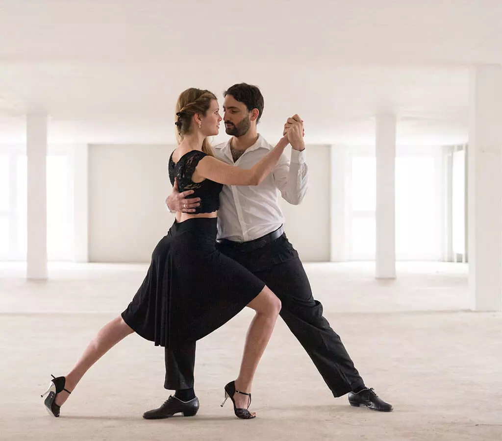Tango: in quale paese ha originato la danza? Lezioni per gli adulti principianti. Come posso imparare a ballare? Argentino e altro tango 19494_7