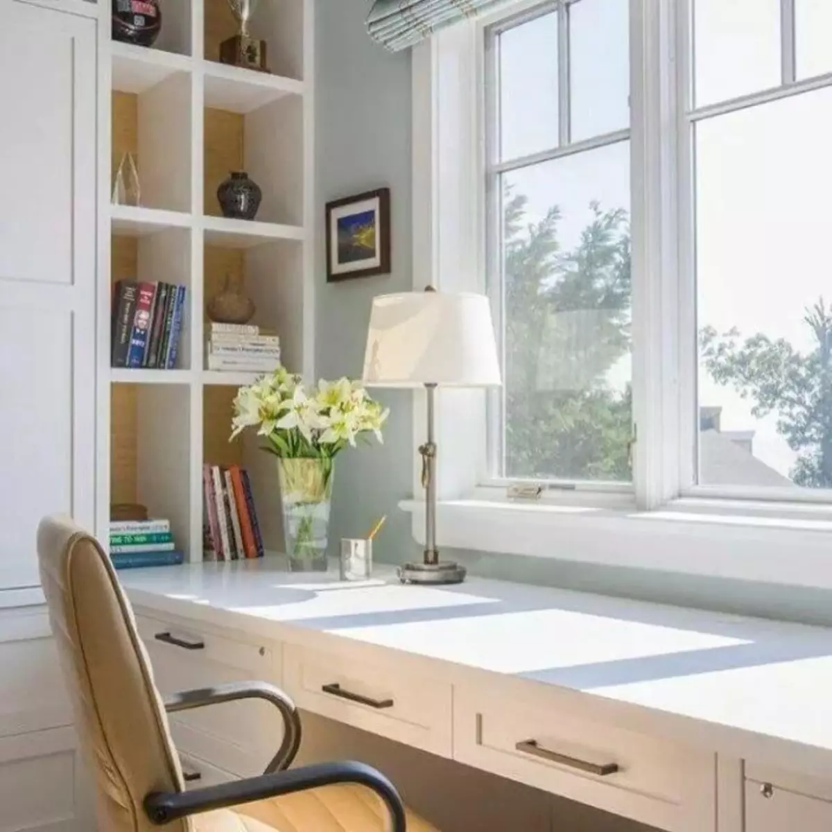 встроенный письменный стол у окна