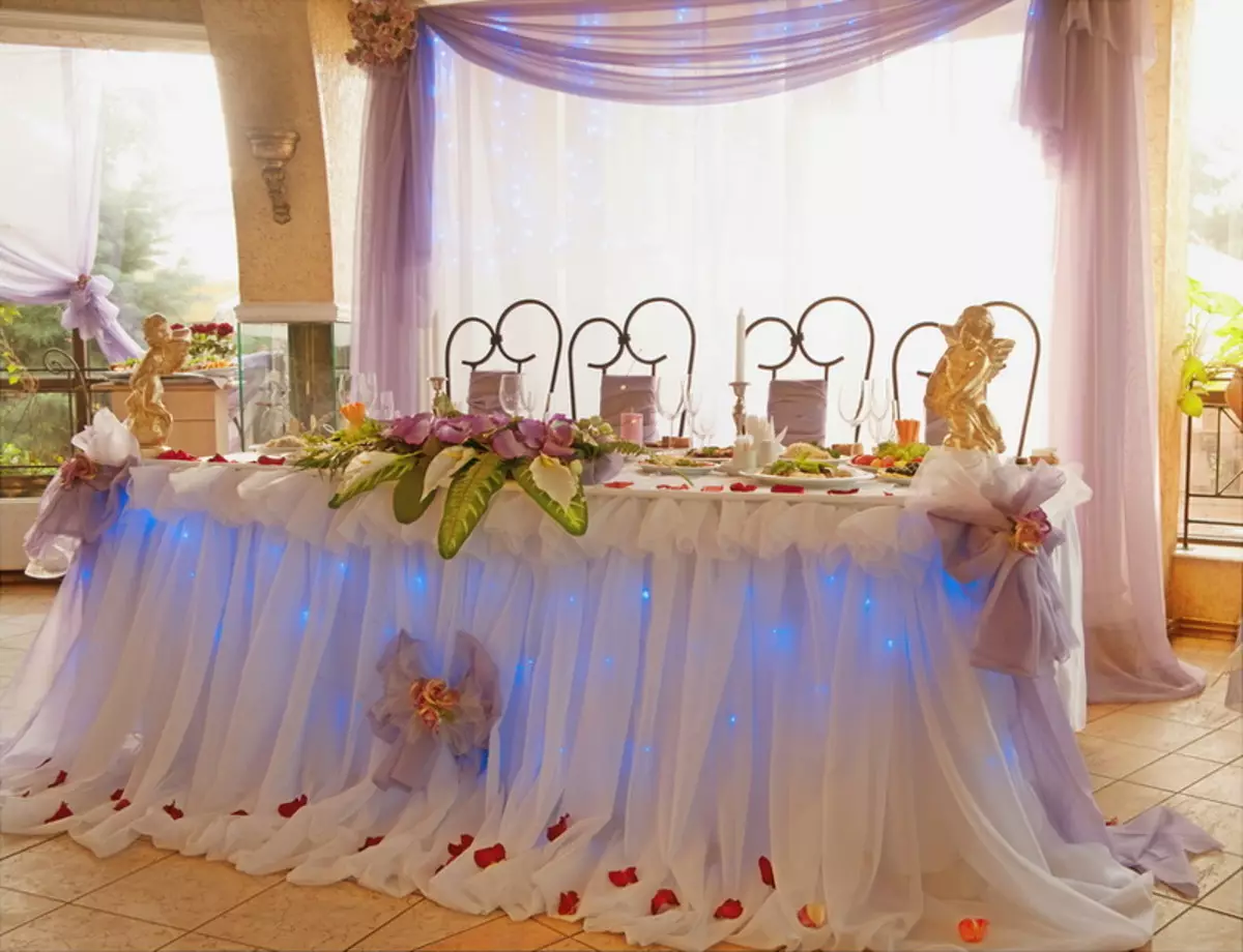Az esküvői asztal (68 fotók) tervezése: táblázat beállítása a menyasszonynak és a vőlegénynek, az újszülöttek tervezési ételek elképzelései, hogyan kell elküldeni a vendégeket az esküvőn 19553_10