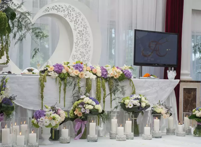 تصميم طاولة الزفاف (68 صورة): إعداد الجدول للعروس والعريس، أفكار أطباق التصميم للنسيجين، وكيفية إرسال الضيوف في حفل الزفاف 19553_11