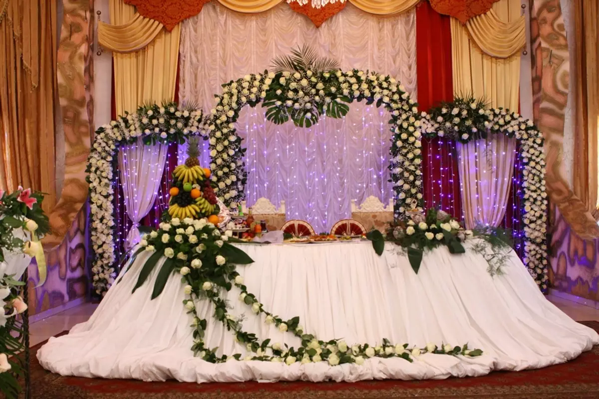 تصميم طاولة الزفاف (68 صورة): إعداد الجدول للعروس والعريس، أفكار أطباق التصميم للنسيجين، وكيفية إرسال الضيوف في حفل الزفاف 19553_13