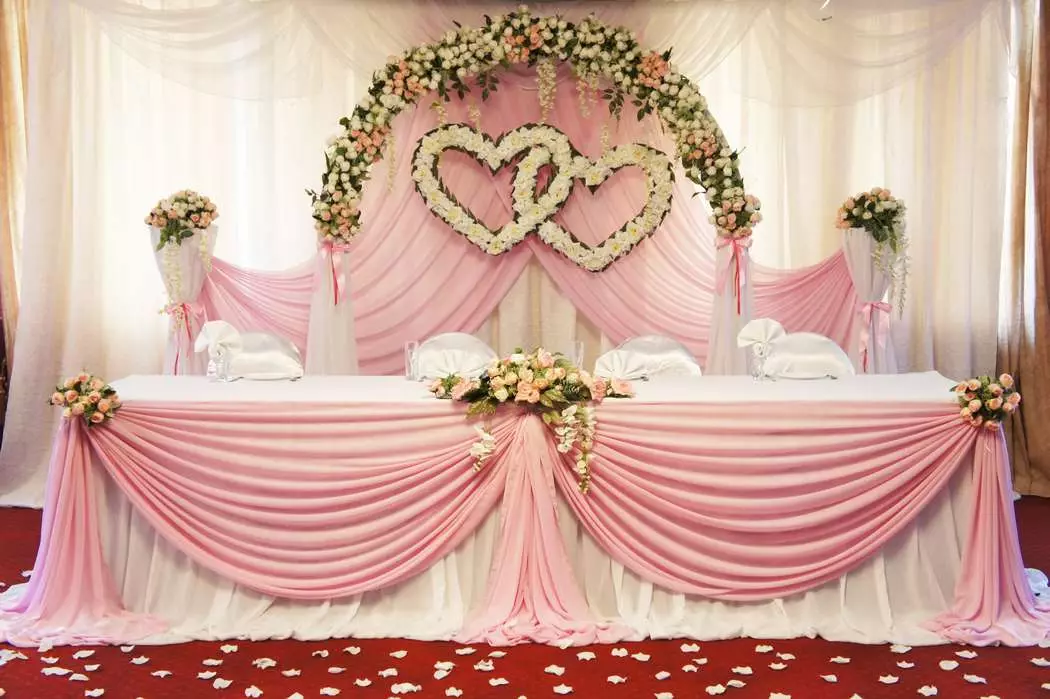 Оформлення весільного столу (68 фото): сервіровка столу для нареченого і нареченої, ідеї оформлення страв для молодят, як правильно розсадити гостей на весіллі 19553_16
