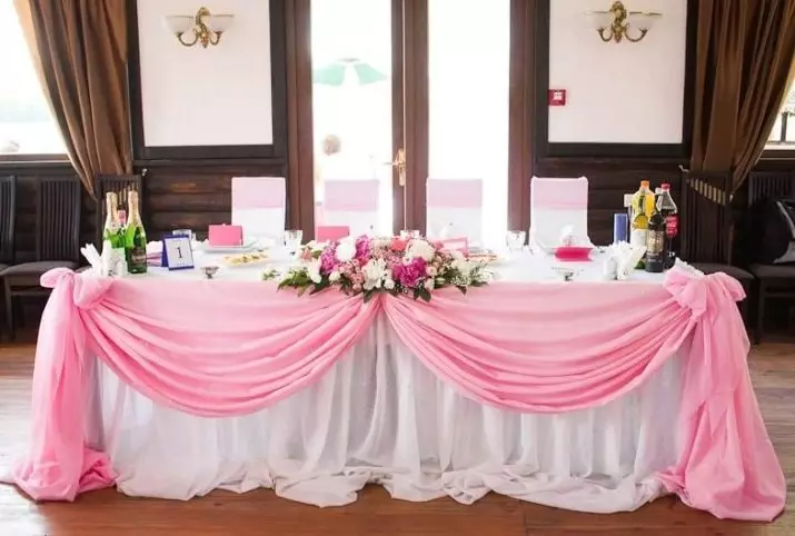 Dizajn svadobného stola (68 fotografií): Nastavenie stola pre nevestu a ženích, myšlienky dizajnu jedla pre novomanželky, ako poslať hosťom na svadbu 19553_2