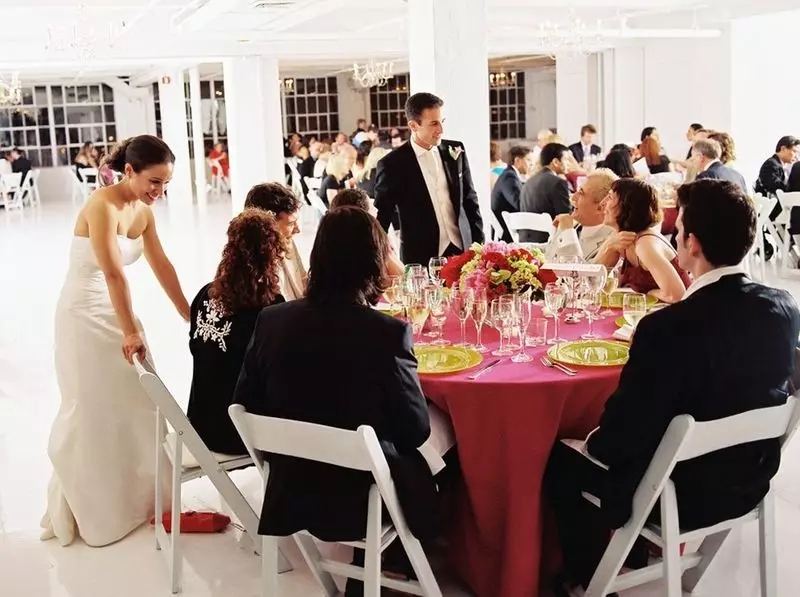 Design del tavolo da sposa (68 foto): impostazione della tabella per la sposa e lo sposo, le idee dei piatti del design per gli sposi novelli, come inviare gli ospiti al matrimonio 19553_21
