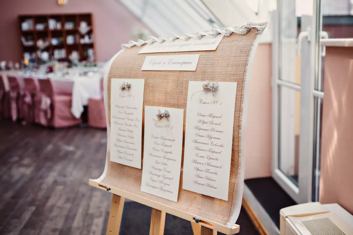 Дизајн на свадбена маса (68 фотографии): поставување на табела за невестата и младоженецот, идеите за дизајнерски јадења за младенците, како да испраќаат гости на свадбата 19553_26