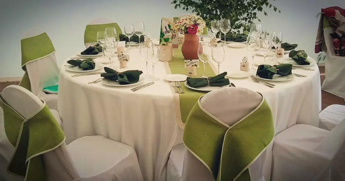 Düğün masasının tasarımı (68 fotoğraf): Gelin ve damat için tablo ayarı, yeni evliler için tasarım yemeklerinin fikirleri, düğünte misafir nasıl gönderilir 19553_34