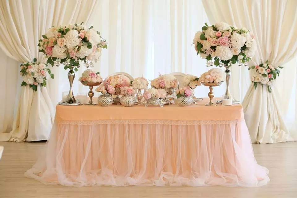 Az esküvői asztal (68 fotók) tervezése: táblázat beállítása a menyasszonynak és a vőlegénynek, az újszülöttek tervezési ételek elképzelései, hogyan kell elküldeni a vendégeket az esküvőn 19553_35