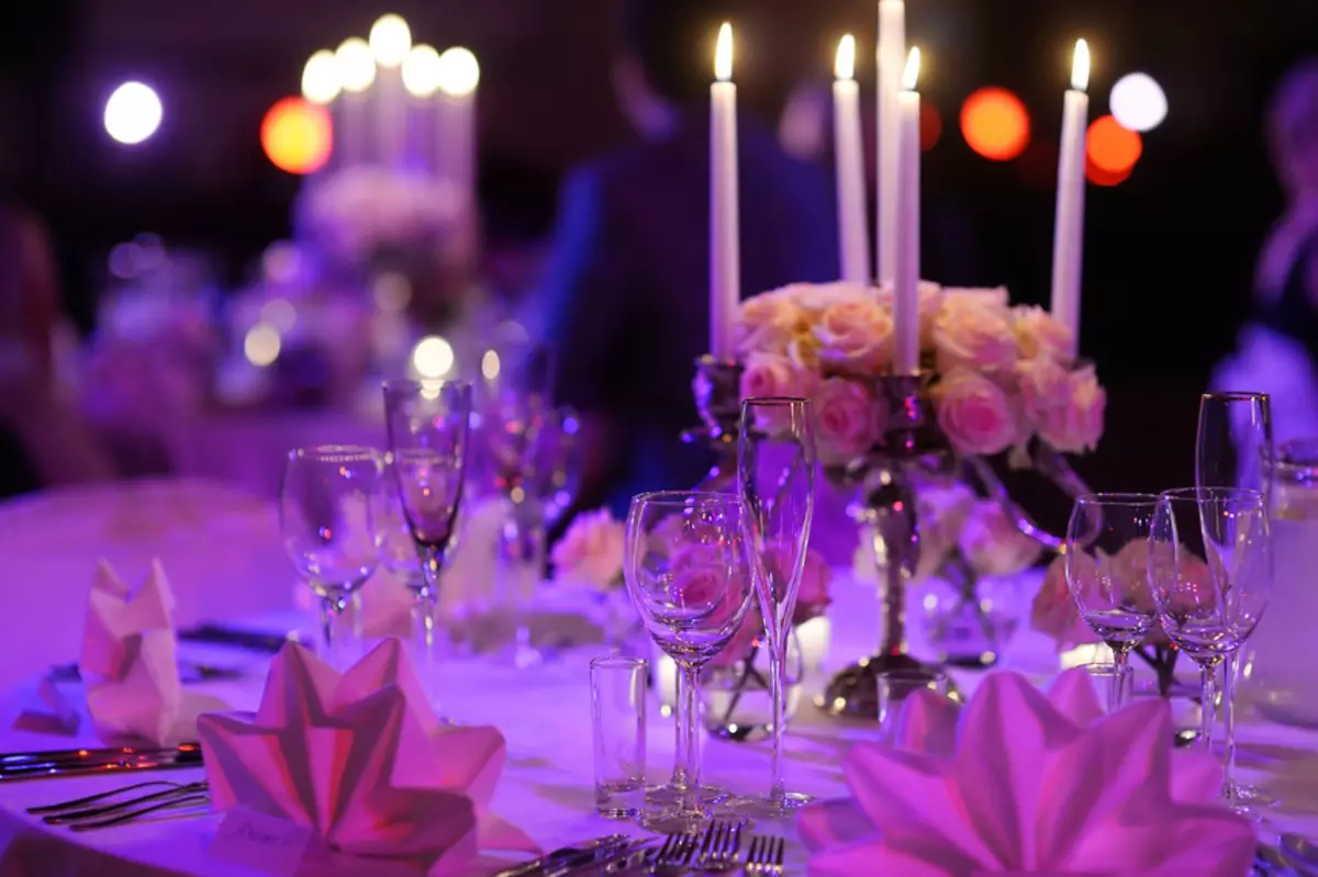 Design del tavolo da sposa (68 foto): impostazione della tabella per la sposa e lo sposo, le idee dei piatti del design per gli sposi novelli, come inviare gli ospiti al matrimonio 19553_36