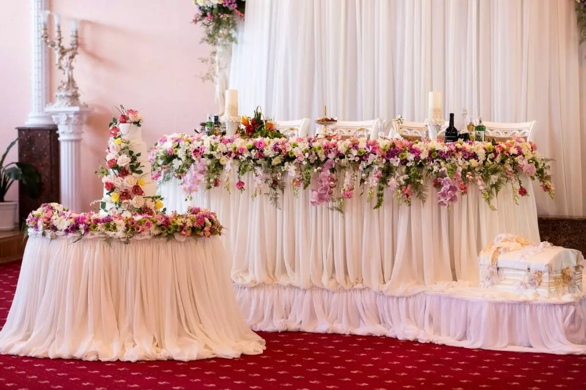 Оформлення весільного столу (68 фото): сервіровка столу для нареченого і нареченої, ідеї оформлення страв для молодят, як правильно розсадити гостей на весіллі 19553_37