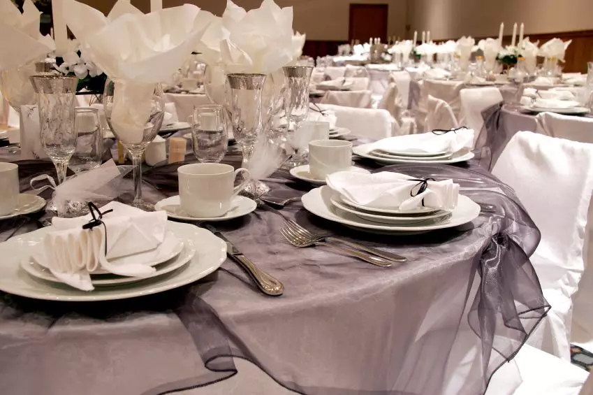 Dizajn svadobného stola (68 fotografií): Nastavenie stola pre nevestu a ženích, myšlienky dizajnu jedla pre novomanželky, ako poslať hosťom na svadbu 19553_38
