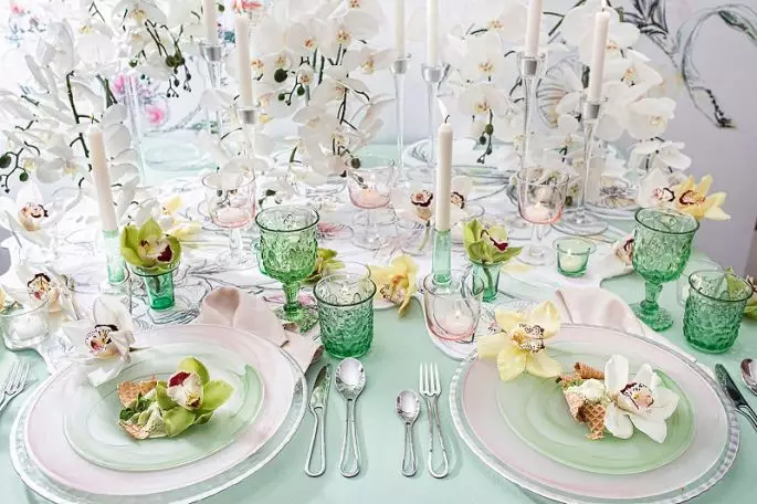 Дизајн на свадбена маса (68 фотографии): поставување на табела за невестата и младоженецот, идеите за дизајнерски јадења за младенците, како да испраќаат гости на свадбата 19553_40