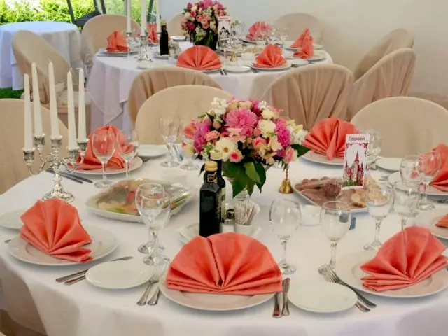 Dizajn venčanog stola (68 fotografija): postavljanje stola za mladenku i mladoženje, ideje dizajnerskih jela za mladenke, kako poslati goste na vjenčanju 19553_41