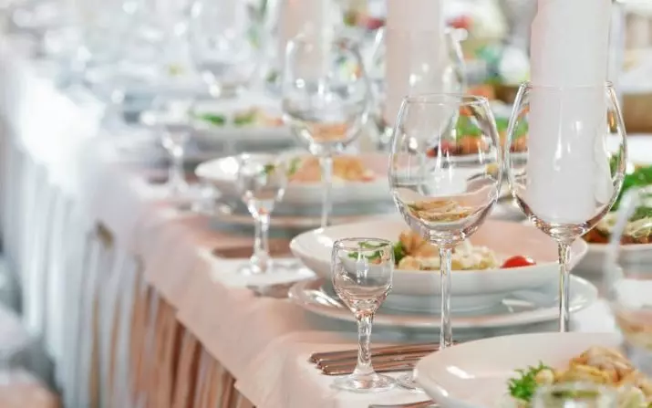 Diseño de la mesa de la boda (68 fotos): ajuste de la tabla para la novia y el novio, las ideas de los platos de diseño para los recién casados, cómo enviar a los huéspedes en la boda 19553_42