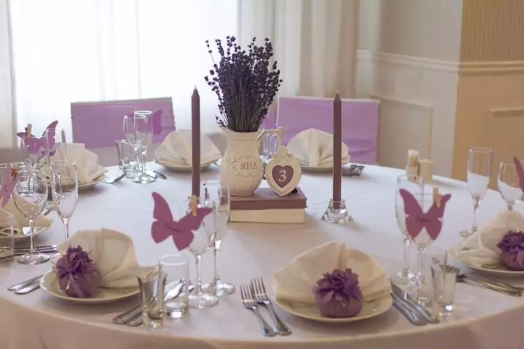 Оформлення весільного столу (68 фото): сервіровка столу для нареченого і нареченої, ідеї оформлення страв для молодят, як правильно розсадити гостей на весіллі 19553_44