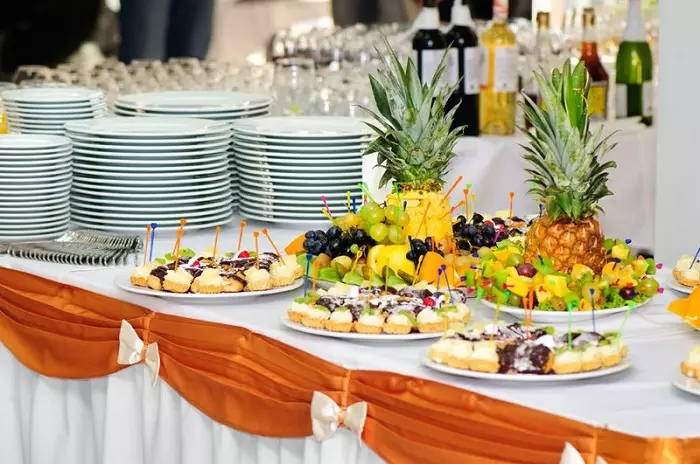 Дизајн на свадбена маса (68 фотографии): поставување на табела за невестата и младоженецот, идеите за дизајнерски јадења за младенците, како да испраќаат гости на свадбата 19553_45