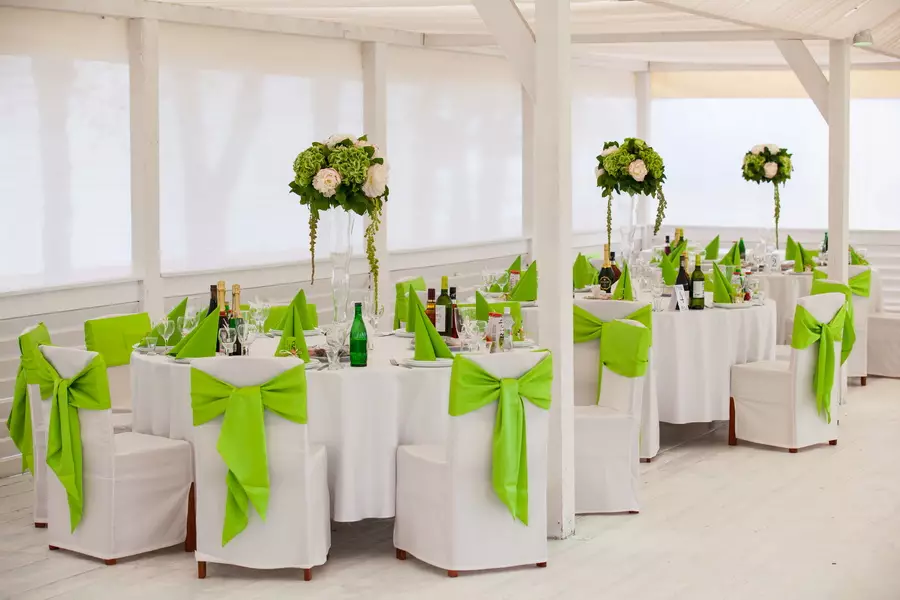 Dizajn svadobného stola (68 fotografií): Nastavenie stola pre nevestu a ženích, myšlienky dizajnu jedla pre novomanželky, ako poslať hosťom na svadbu 19553_58