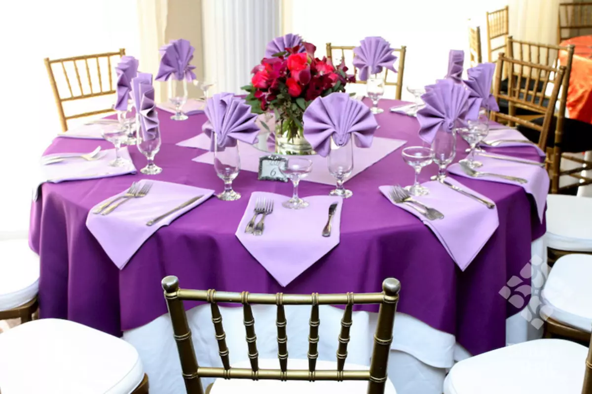 Оформлення весільного столу (68 фото): сервіровка столу для нареченого і нареченої, ідеї оформлення страв для молодят, як правильно розсадити гостей на весіллі 19553_59