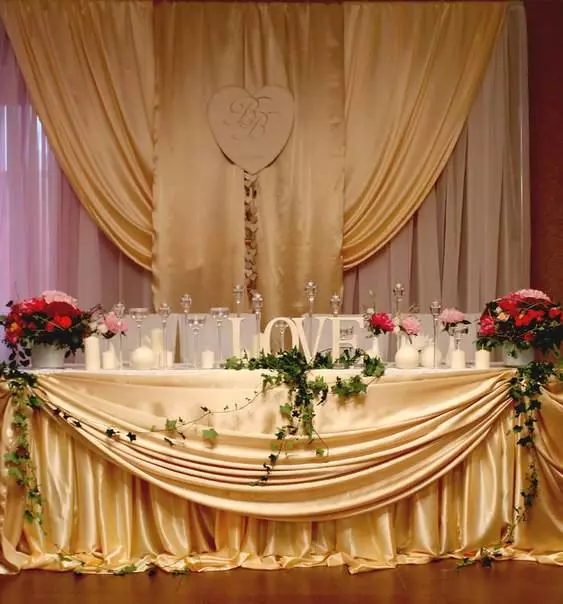 Dizajn venčanog stola (68 fotografija): postavljanje stola za mladenku i mladoženje, ideje dizajnerskih jela za mladenke, kako poslati goste na vjenčanju 19553_60