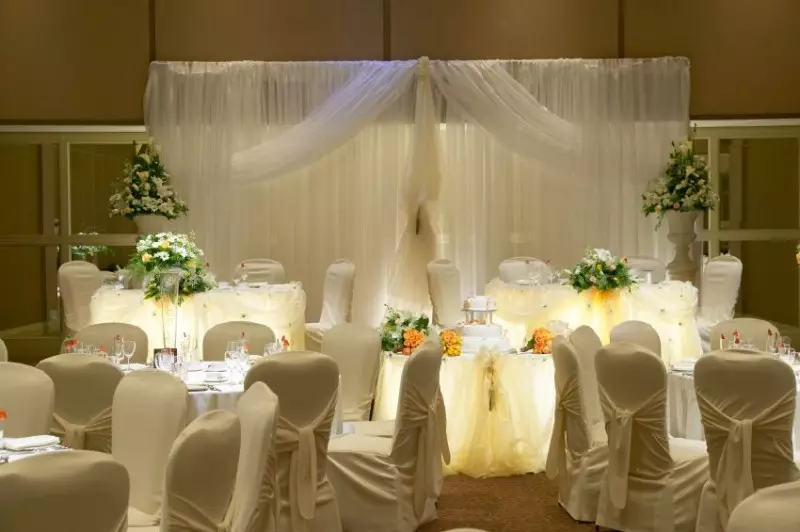Az esküvői asztal (68 fotók) tervezése: táblázat beállítása a menyasszonynak és a vőlegénynek, az újszülöttek tervezési ételek elképzelései, hogyan kell elküldeni a vendégeket az esküvőn 19553_62
