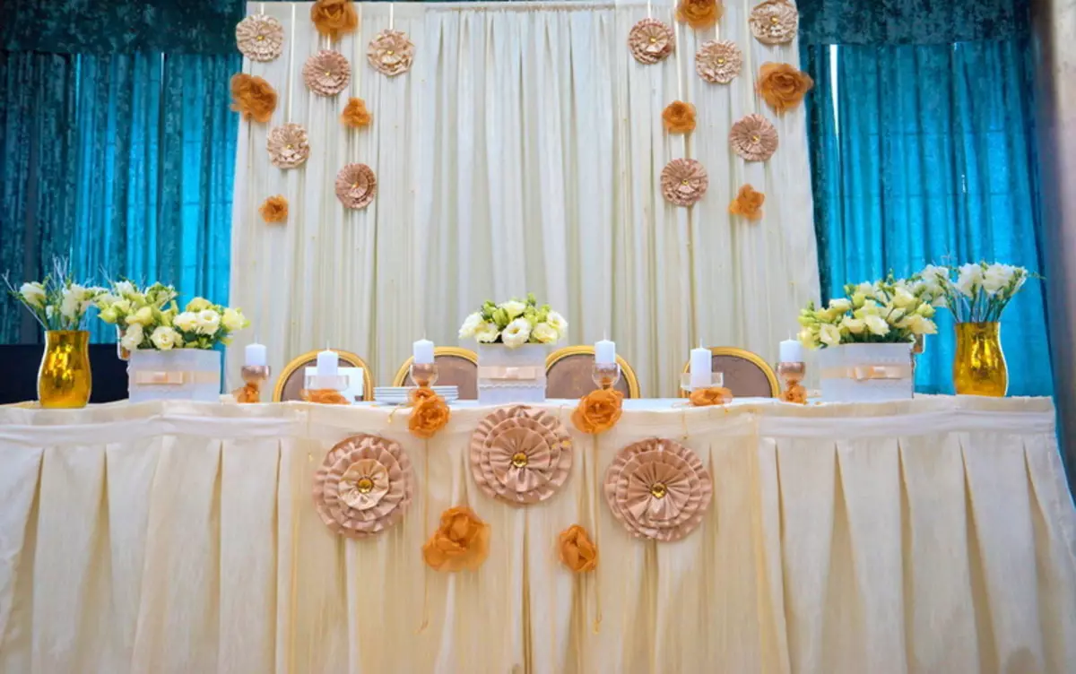 עיצוב של שולחן החתונה (68 תמונות): שולחן הגדרת הכלה והחתן, רעיונות של מנות עיצוב עבור הזוג הצעיר, איך לשלוח אורחים בחתונה 19553_7