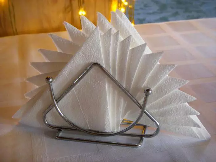 お祝いのテーブルにナプキンを折りたたむのはどのくらい美しいですか？ 52枚の写真クリスマスツリーで製品を転がすには、ファブリックナプキンを作ります 19554_10