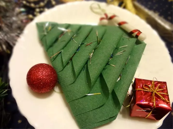Hoe mooi om servetten op de feestelijke tafel te vouwen? 52 Foto's Hoe het product met een kerstboom te rollen, maak een stukje stoffen servet 19554_19