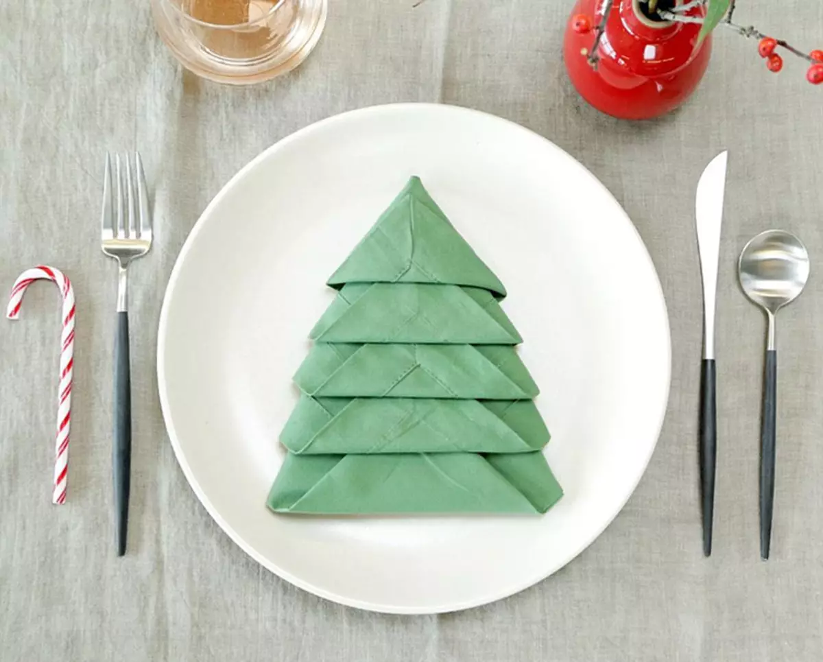 Làm thế nào đẹp để gấp khăn ăn trên bàn lễ hội? 52 hình ảnh Cách cuộn sản phẩm bằng cây thông Noel, tạo thành một miếng khăn ăn 19554_4