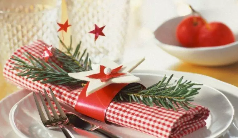 Quão linda de dobrar os guardanapos na mesa festiva? 52 fotos Como rolar o produto com uma árvore de natal, fazer um pedaço de guardanapo de tecido 19554_48