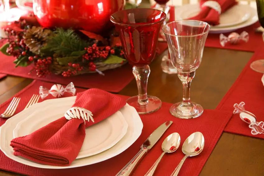 Hvor smukt at folde servietter på det festlige bord? 52 Billeder Sådan ruller du produktet med et juletræ, lav et stykke stofserviet 19554_8