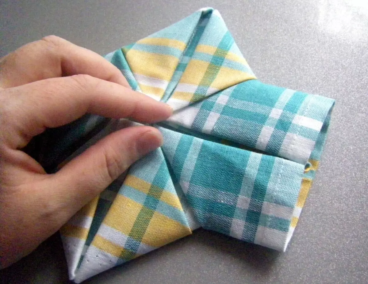 Napkinda Napkins-de Napkins-iň näçeräk kowulmaly? 50 surat, Napkindaky asyl dargamak üçin asyl çümmek üçin stolda nädip goýmalydygyny we salfetkalary goýmaly. 19556_18