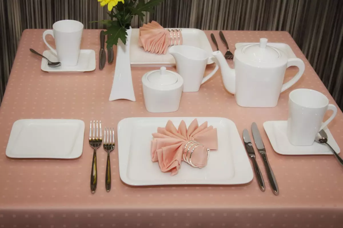 Establiment de taula en un restaurant (35 fotos): disseny adequat de la taula, plats alimentar les regles d'un banquet, restaurant i configuració completa 19557_10
