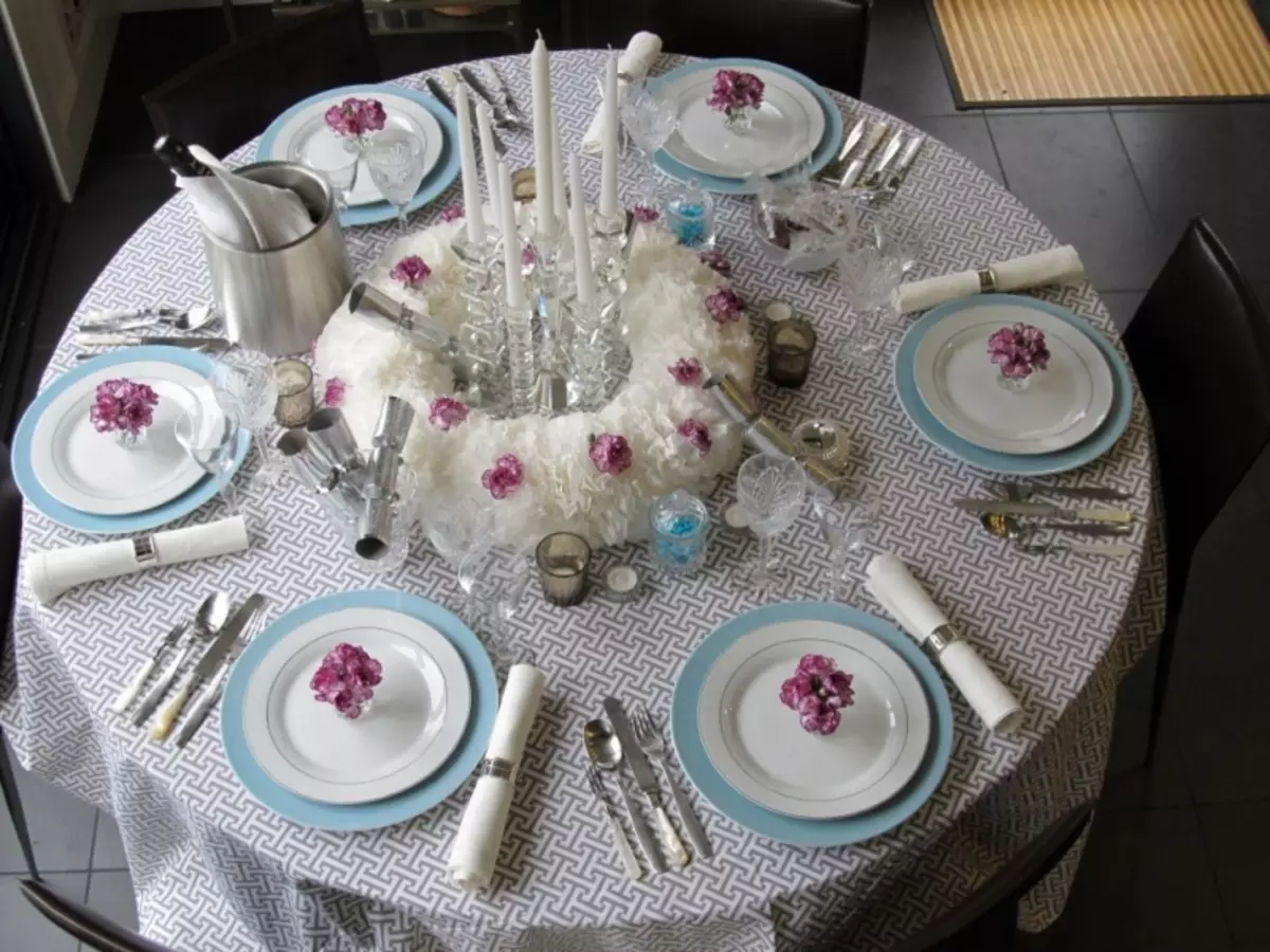 Bordinnstillingen i en restaurant (35 bilder): Riktig design av bordet, retter Fôrregler for en bankett, restaurant og full innstilling 19557_12