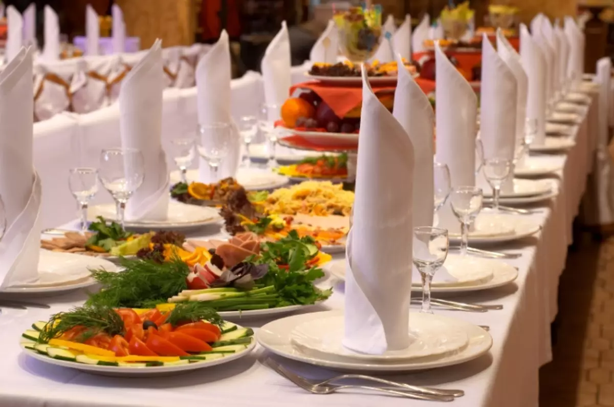 Establiment de taula en un restaurant (35 fotos): disseny adequat de la taula, plats alimentar les regles d'un banquet, restaurant i configuració completa 19557_17