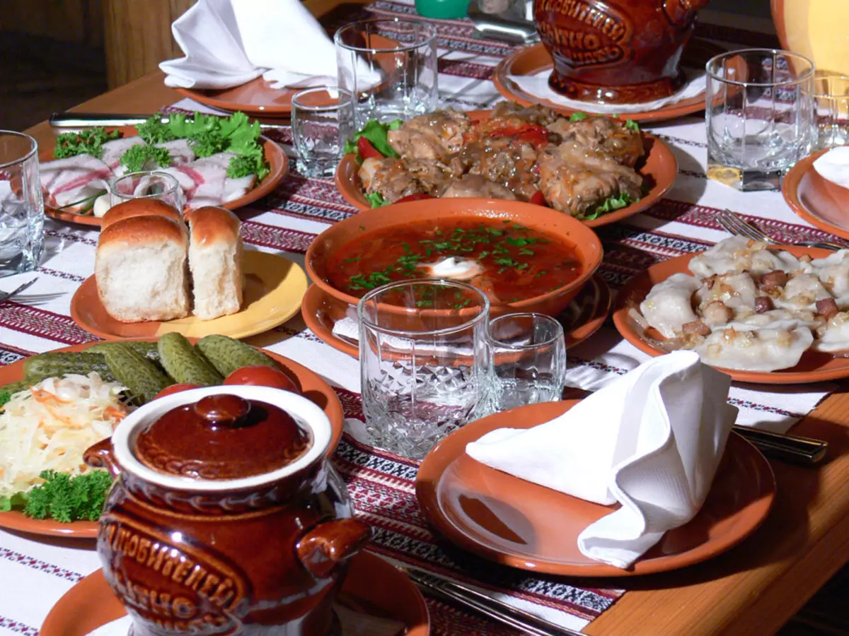 Table setting in a restaurant (35 photos): proper design of the table, dishes feed rules for a banquet, restaurant and full setting 19557_21