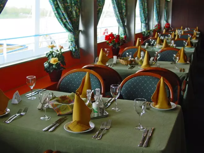 Bordinnstillingen i en restaurant (35 bilder): Riktig design av bordet, retter Fôrregler for en bankett, restaurant og full innstilling 19557_24