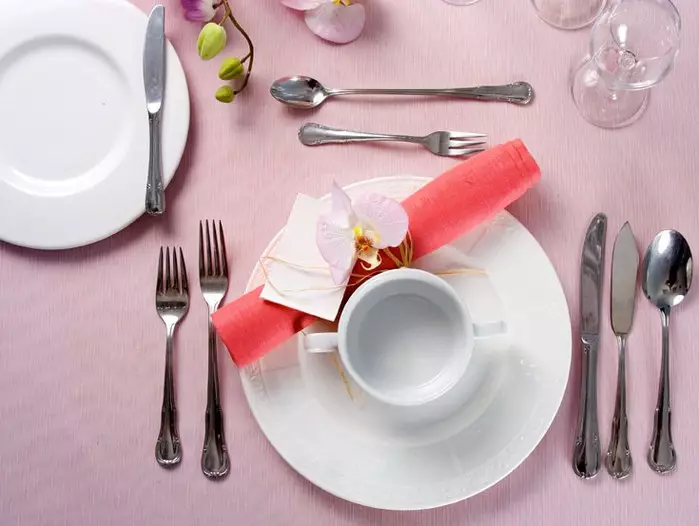 Establiment de taula en un restaurant (35 fotos): disseny adequat de la taula, plats alimentar les regles d'un banquet, restaurant i configuració completa 19557_26
