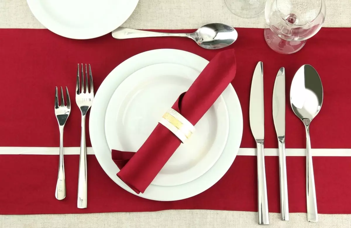 Establiment de taula en un restaurant (35 fotos): disseny adequat de la taula, plats alimentar les regles d'un banquet, restaurant i configuració completa 19557_27