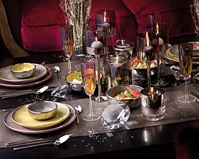 Establiment de taula en un restaurant (35 fotos): disseny adequat de la taula, plats alimentar les regles d'un banquet, restaurant i configuració completa 19557_28