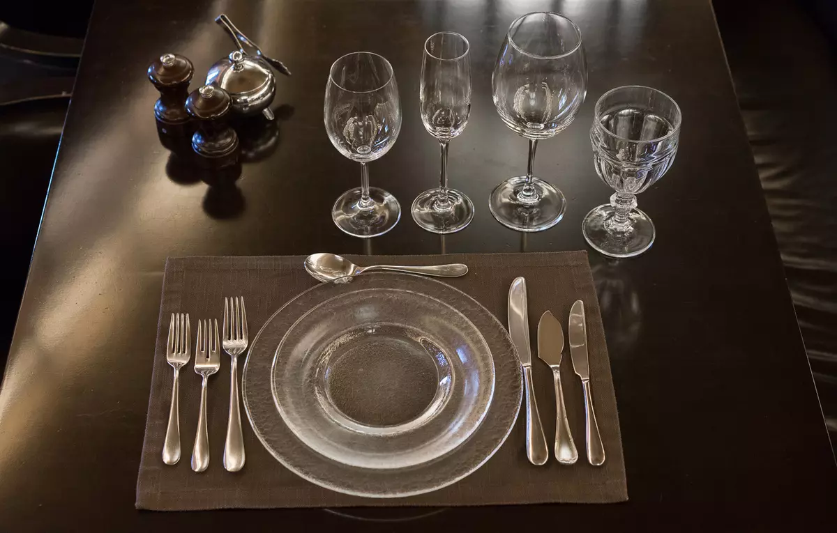 餐厅中的表设置（35张照片）：桌子，宴会，餐厅和全套料理的正确设计 19557_4