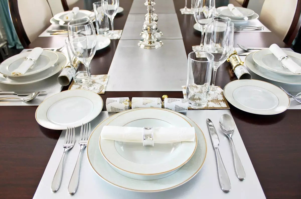 Establiment de taula en un restaurant (35 fotos): disseny adequat de la taula, plats alimentar les regles d'un banquet, restaurant i configuració completa 19557_5