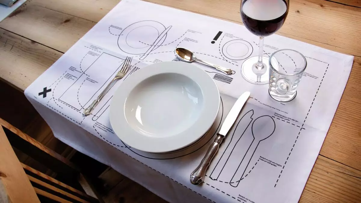 Establiment de taula en un restaurant (35 fotos): disseny adequat de la taula, plats alimentar les regles d'un banquet, restaurant i configuració completa 19557_6