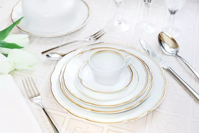 Establiment de taula en un restaurant (35 fotos): disseny adequat de la taula, plats alimentar les regles d'un banquet, restaurant i configuració completa 19557_7