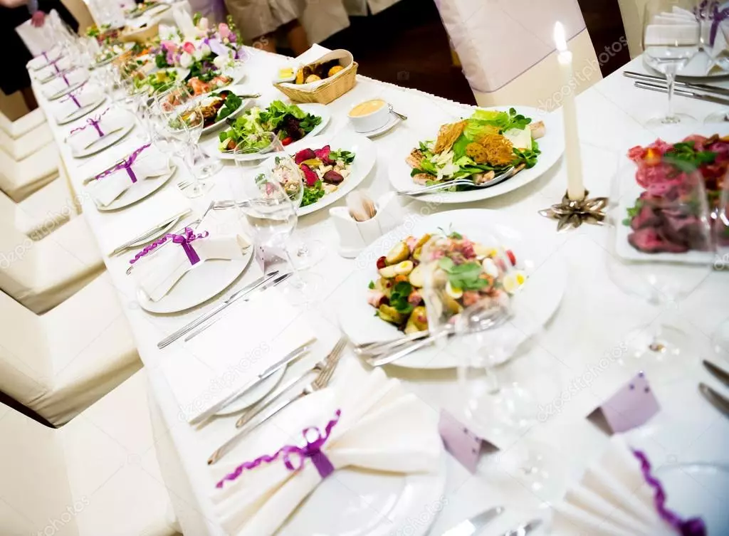 Establiment de taula en un restaurant (35 fotos): disseny adequat de la taula, plats alimentar les regles d'un banquet, restaurant i configuració completa 19557_8