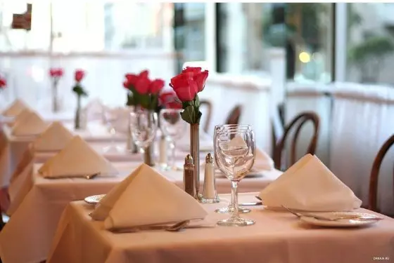 Establiment de taula en un restaurant (35 fotos): disseny adequat de la taula, plats alimentar les regles d'un banquet, restaurant i configuració completa 19557_9