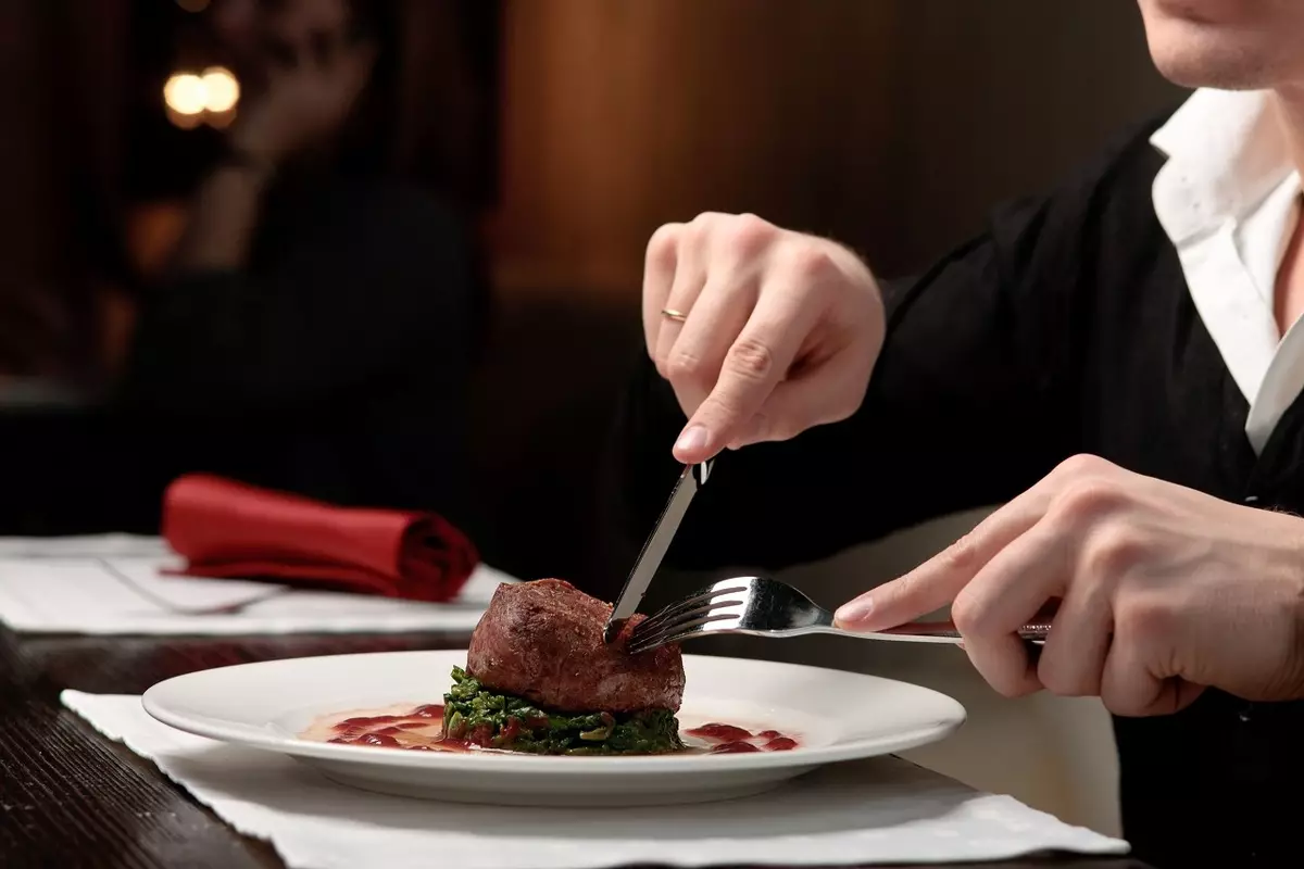 Kuidas pistik hoida? 40 fotot, kus käsi hoiab nuga etiketi jaoks ja kuidas kasutada söögiriistad restoranis, nagu ka kahvli ja nuga 19561_10