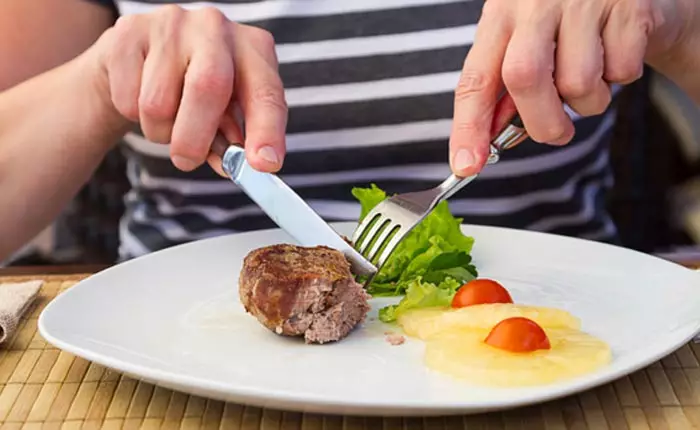 Miten pitää tulpan? 40 kuvaa, jossa kädessä pitävät veitsi etiketti ja miten käyttää aterimia ravintolassa, koska on haarukka ja veitsi 19561_14