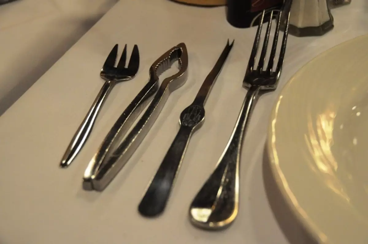 Hur man håller kontakten? 40 bilder i vilken hand håller kniven för etikett och hur man använder bestick i restaurangen, liksom en gaffel och kniv 19561_34